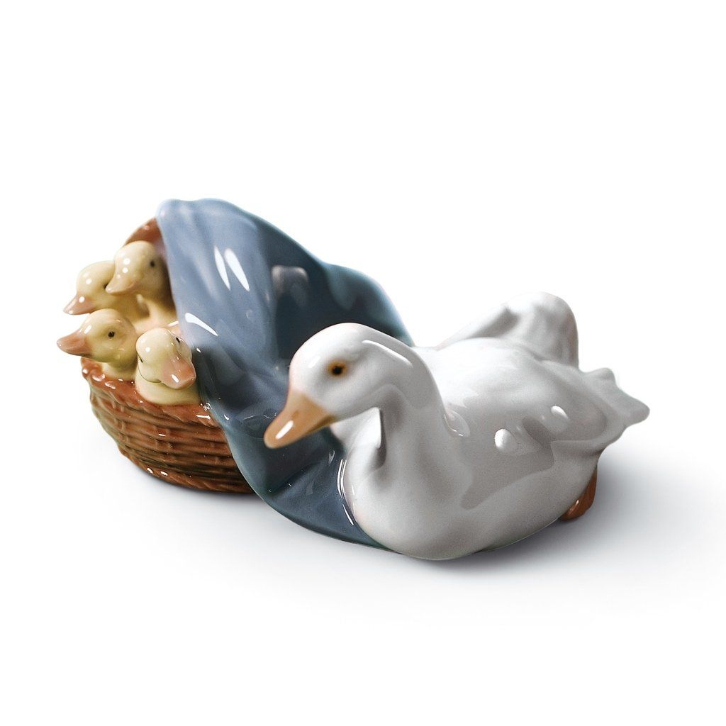 Exquisite Lladro Handmade Porcelain Figurine of Momma Duck and Yellow Ducklings