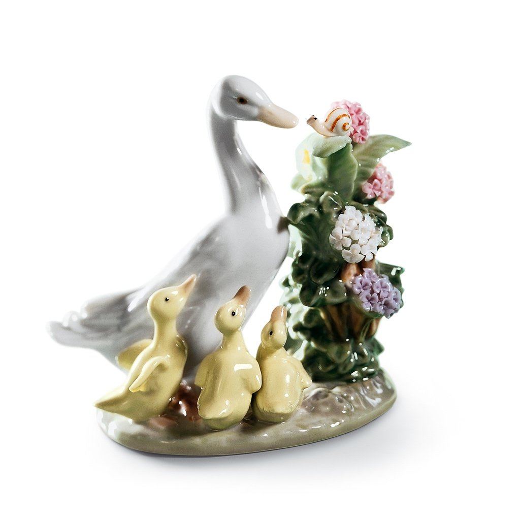 Lladro Handmade Porcelain 'How Do You Do' Figurine - A Masterpiece of Artistic Craftsmanship
