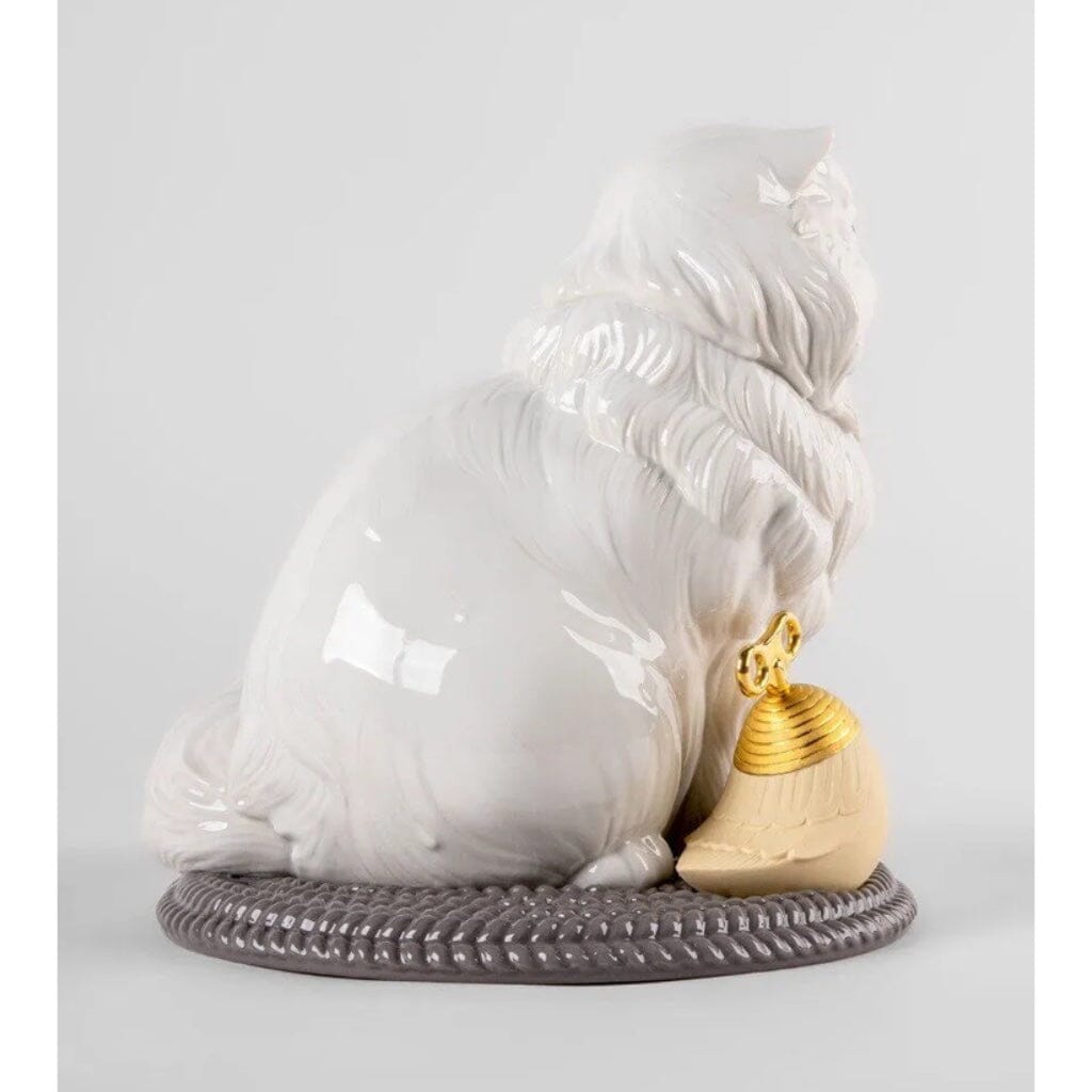 Exquisite Lladro Handmade Porcelain Figurine of a Persian Cat