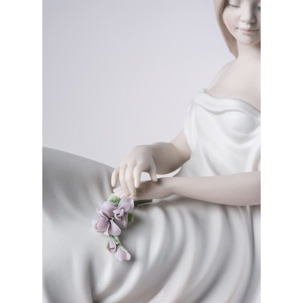 Exquisite Lladro Handmade Porcelain Figurine - In Her Thoughts