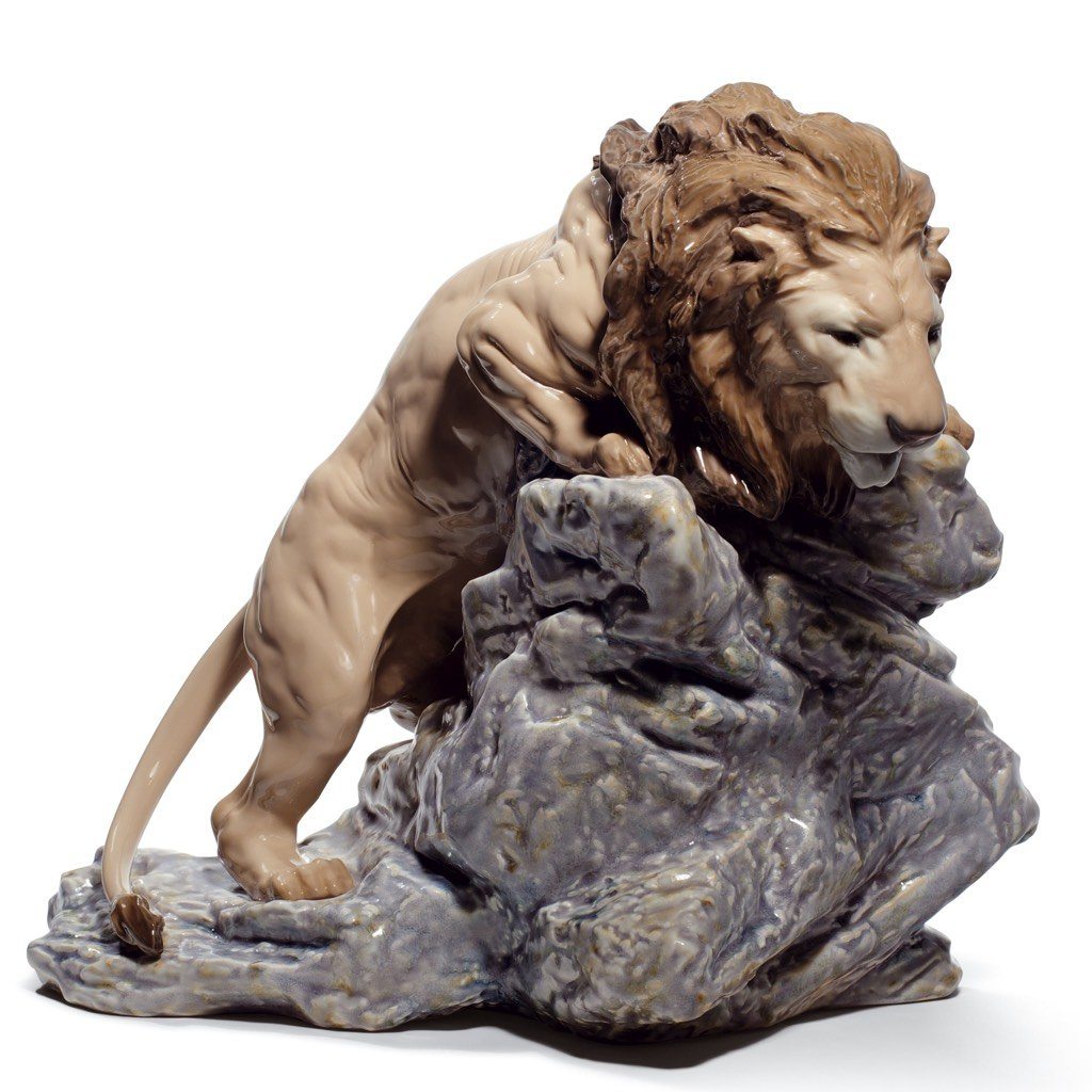 Lladro Handmade Porcelain Figurine of a Pouncing Lion