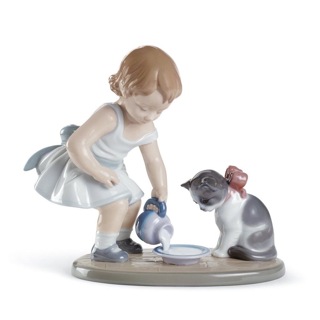 Lladro Handmade Porcelain Figurine Depicting Kitty's Breakfast Time