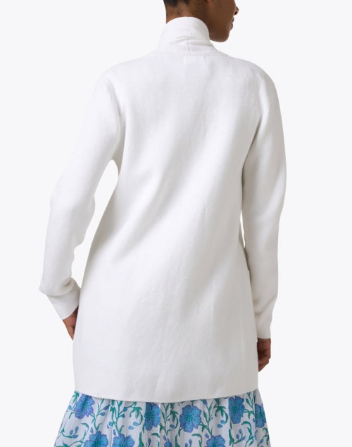 Stylish White Travel Coat Made of Cotton and Silk Blend