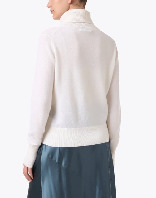 Luxurious All - White 100% Cashmere Turtleneck Sweater for This Season