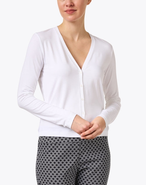 Luxurious White Cardigan with Soft Touch for a Comfortable Wear