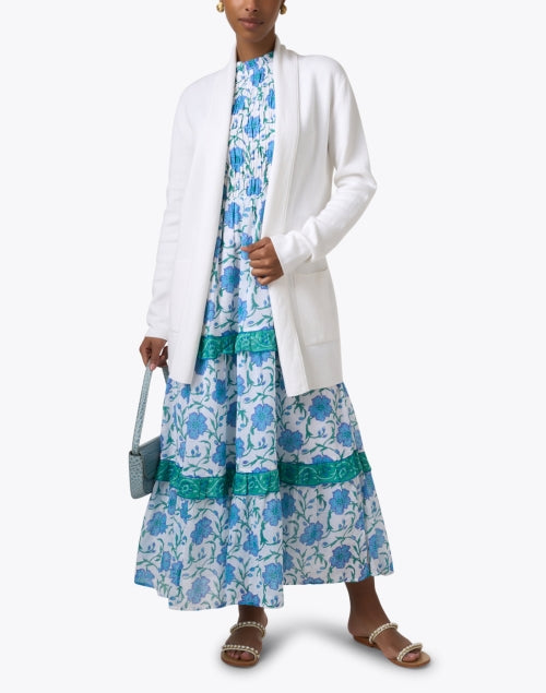 Stylish White Travel Coat Made of Cotton and Silk Blend