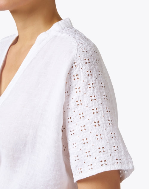 Elegant White Linen Women's Blouse for a Relaxed Style
