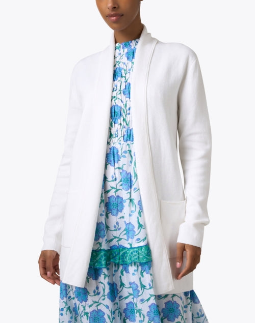 Stylish White Travel Coat Made of Cotton and Silk Blend