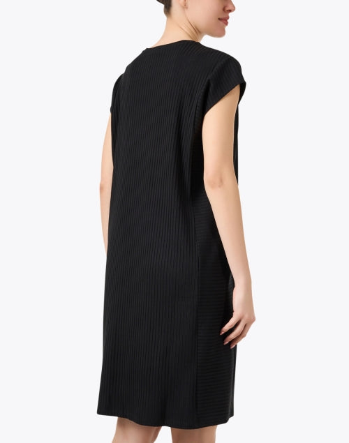 Stylish Black Ribbed Knit Shift Dress for All Seasons