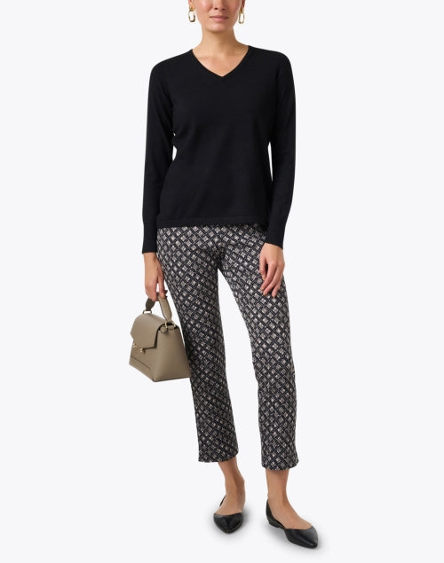 Stylish Black V-Neck Lightweight Sweater for Various Styles