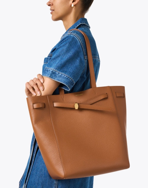 Stylish Adjustable Brown Leather Dash Tote Bag for Everyday Use