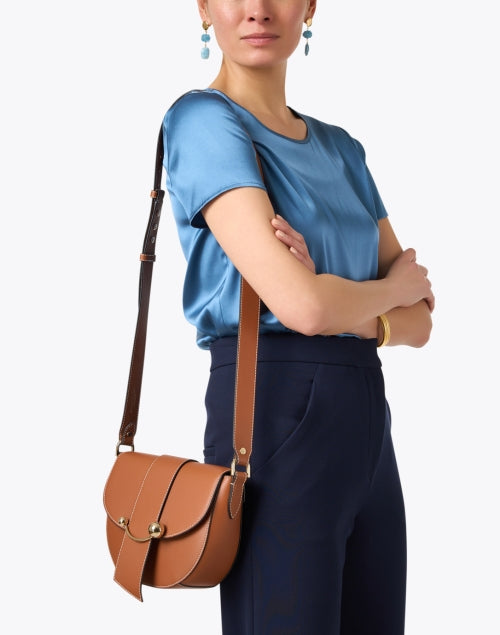 Stylish Crescent-Shaped Tan Leather Crossbody Handbag for Everyday Use
