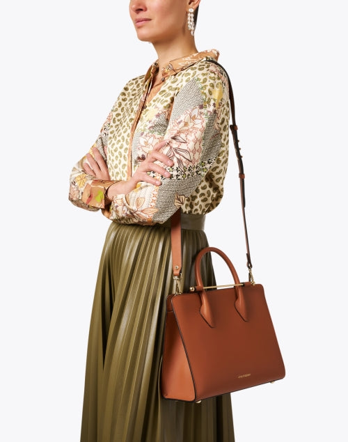 Stylish Chestnut Brown Premium Leather Tote Handbag with Gold Bar Closure