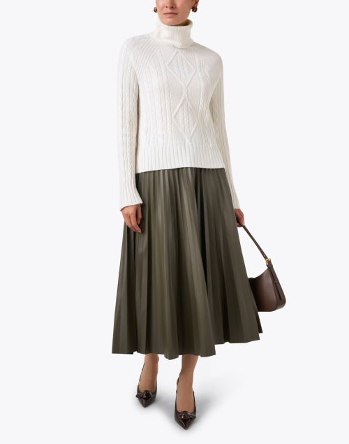 Luxurious Ivory Women's Wool Silk Cashmere Blend Cable Knit Sweater
