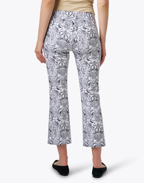 Fashionable Black and White Paisley Patterned Cropped Bootcut Stretch Blend Women's Pull - on Crop Pants