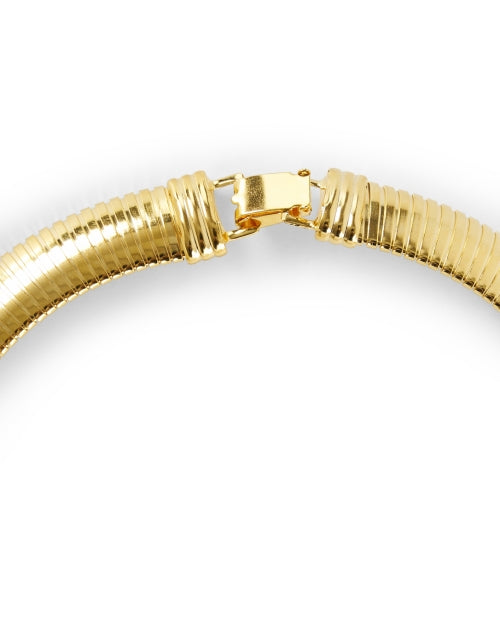 Exquisite Gold-Plated Cobra-Style Choker Necklace for Elegant Ensembles