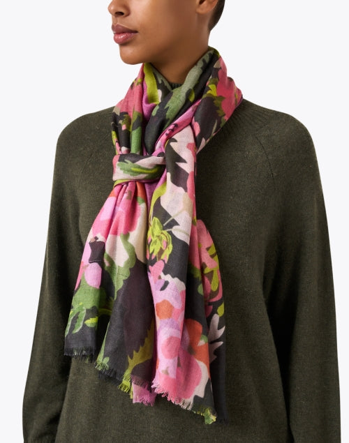 Elegant Black Floral-Printed Silk-Cashmere Scarf for New Season
