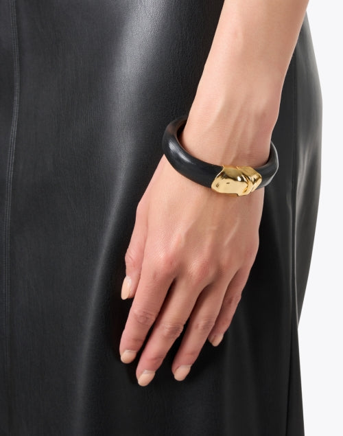Stylish Black Lucite Material Hinge Bracelet for Fashion Lovers