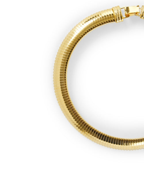 Exquisite Gold-Plated Cobra-Style Choker Necklace for Elegant Ensembles