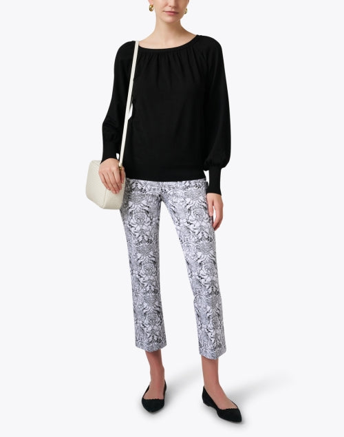 Fashionable Black and White Paisley Patterned Cropped Bootcut Stretch Blend Women's Pull - on Crop Pants