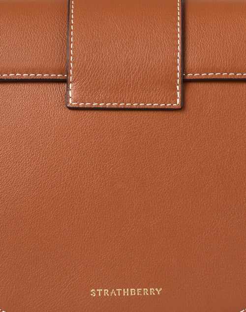 Stylish Crescent-Shaped Tan Leather Crossbody Handbag for Everyday Use